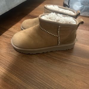 Madhappy Uggs in chestnut size 5